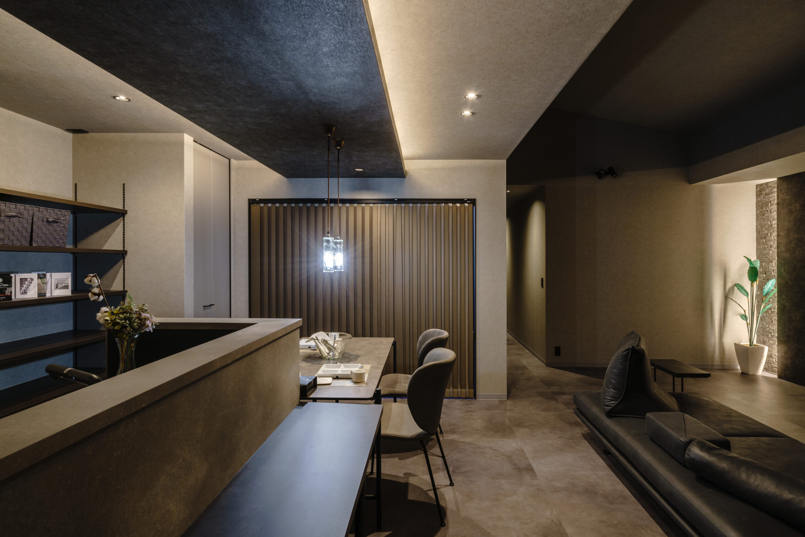 デザイン住宅　MIOSホテルのように暮らす平屋のLDK夕景画像